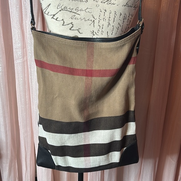 Burberry 💯 Authentic Slim tote in canvas with black leather! EUC - Picture 8 of 15